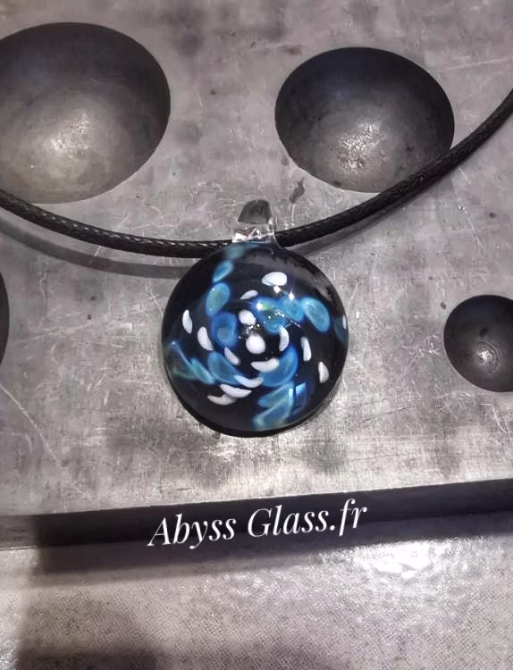 Pendentif en verre fabriqué à la main "Vortex de Nébuleuses"